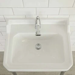 Hudson Reed Old London Lavabo A Consolle Per Bagni - Design Tradizionale Con Struttura Di Supporto In Ottone - Ceramica Bianca Glassata - 1 X Foro Per La Rubinetteria - 835 X 560 X 450mm 10 Hudson Reed Old London Lavabo A Consolle Per Bagni - Design Tradizionale Con Struttura Di Supporto In Ottone - Ceramica Bianca Glassata - 1 X Foro Per La Rubinetteria - 835 X 560 X 450mm -Villeroyit Negozio 11424476 4
