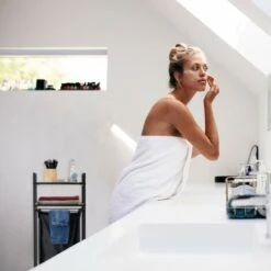 Relaxdays Scaffale Con Rotelle Per Il Bagno, 2 Ripiani, Metallo, Bambù, HxLxP: 89,5 X 39 X 32,5 Cm, Nero/Legno Naturale -Villeroyit Negozio 17447095 3